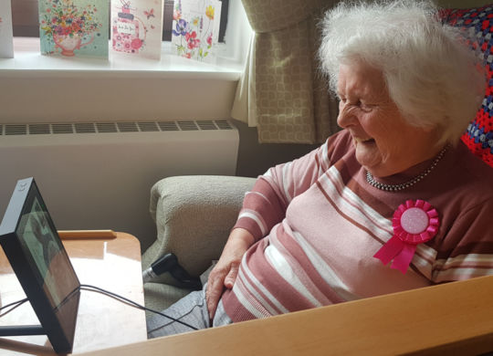 Shirley-Noble-from-Springfield-care-home-using-facetime